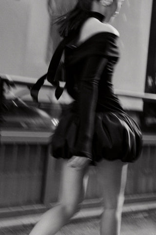 Langärmliges, schulterfreies Minikleid mit Puffärmeln 