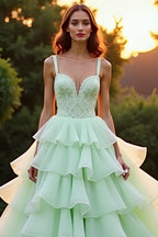 Grünes, gestuftes, langes Ballkleid mit Rüschen