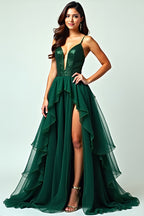 Dunkelgrünes, langes A-Linien-Abendkleid mit Rüschen und Schlitz