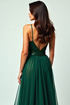 Dunkelgrünes, langes A-Linien-Abendkleid mit Rüschen und Schlitz