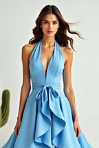 A-Linien-Abendkleid in Blau mit asymmetrischem High-Low-Schnitt, Neckholder und Rüschen