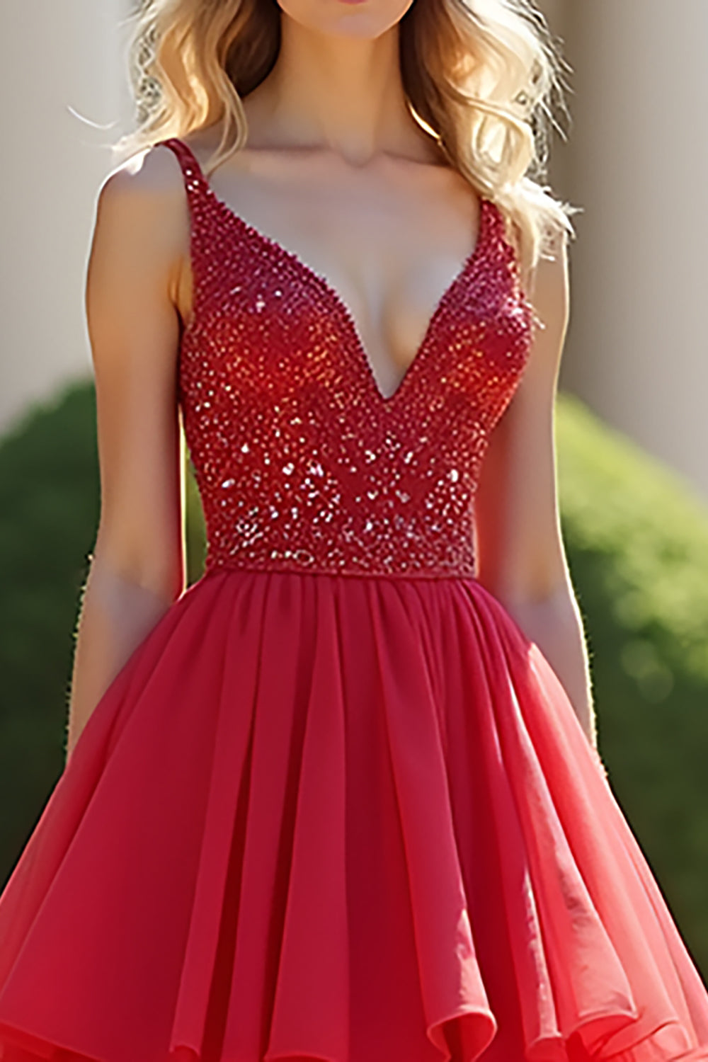 Vestido de fiesta largo en línea A con volantes rojos, capas y cuentas