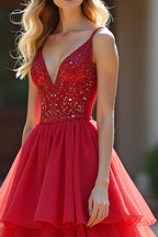 Vestido de fiesta largo en línea A con volantes rojos, capas y cuentas