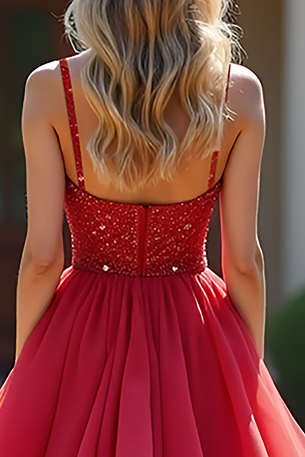 Vestido de fiesta largo en línea A con volantes rojos, capas y cuentas