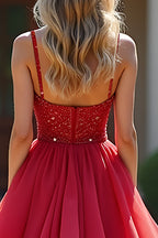 Vestido de fiesta largo en línea A con volantes rojos, capas y cuentas