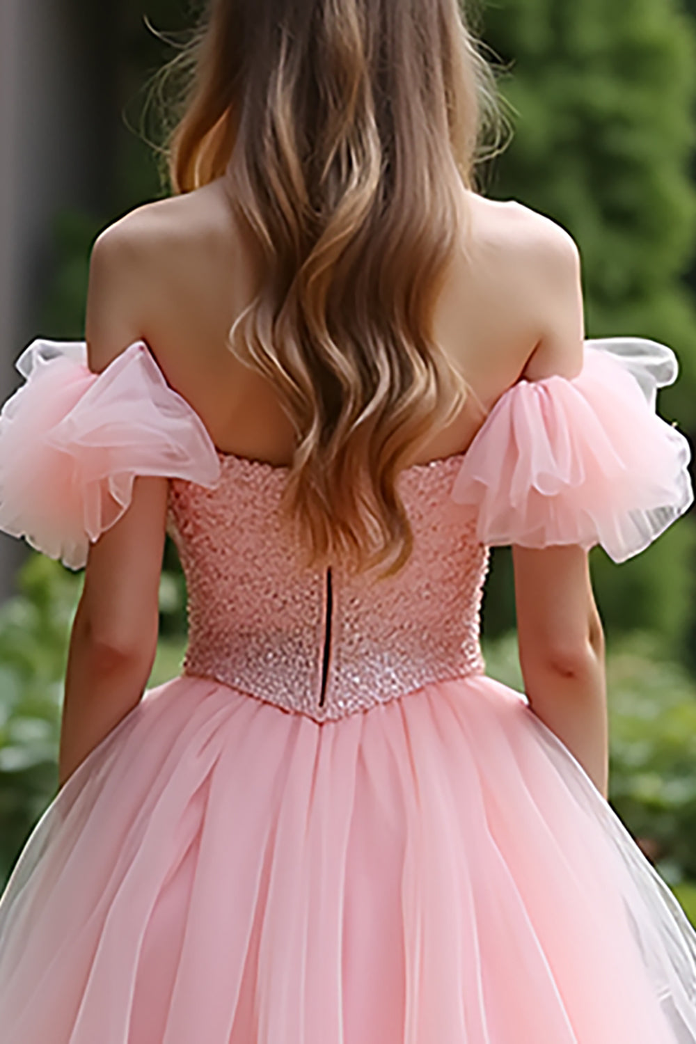 Langes, rosafarbenes Ballkleid aus Tüll und Spitze mit Rüschen
