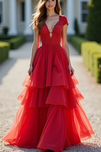 Langes, gestuftes rotes Spitzenkleid mit tiefem V-Ausschnitt in A-Linie