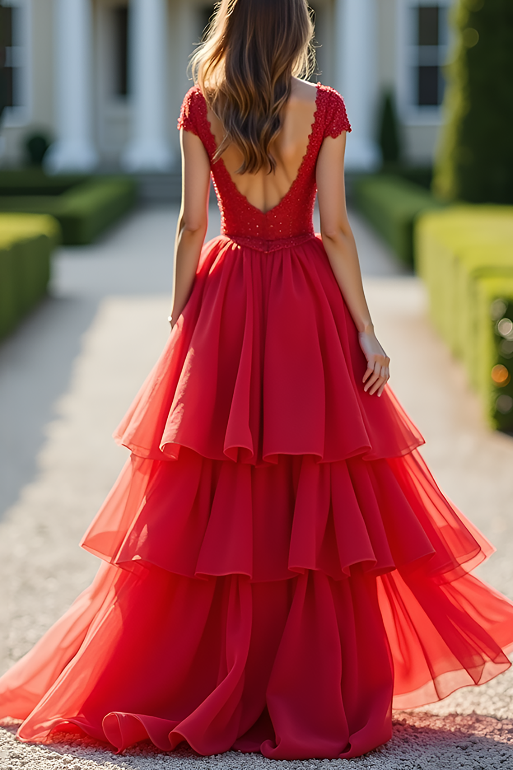 Langes, gestuftes rotes Spitzenkleid mit tiefem V-Ausschnitt in A-Linie