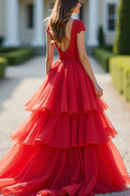 Langes, gestuftes rotes Spitzenkleid mit tiefem V-Ausschnitt in A-Linie