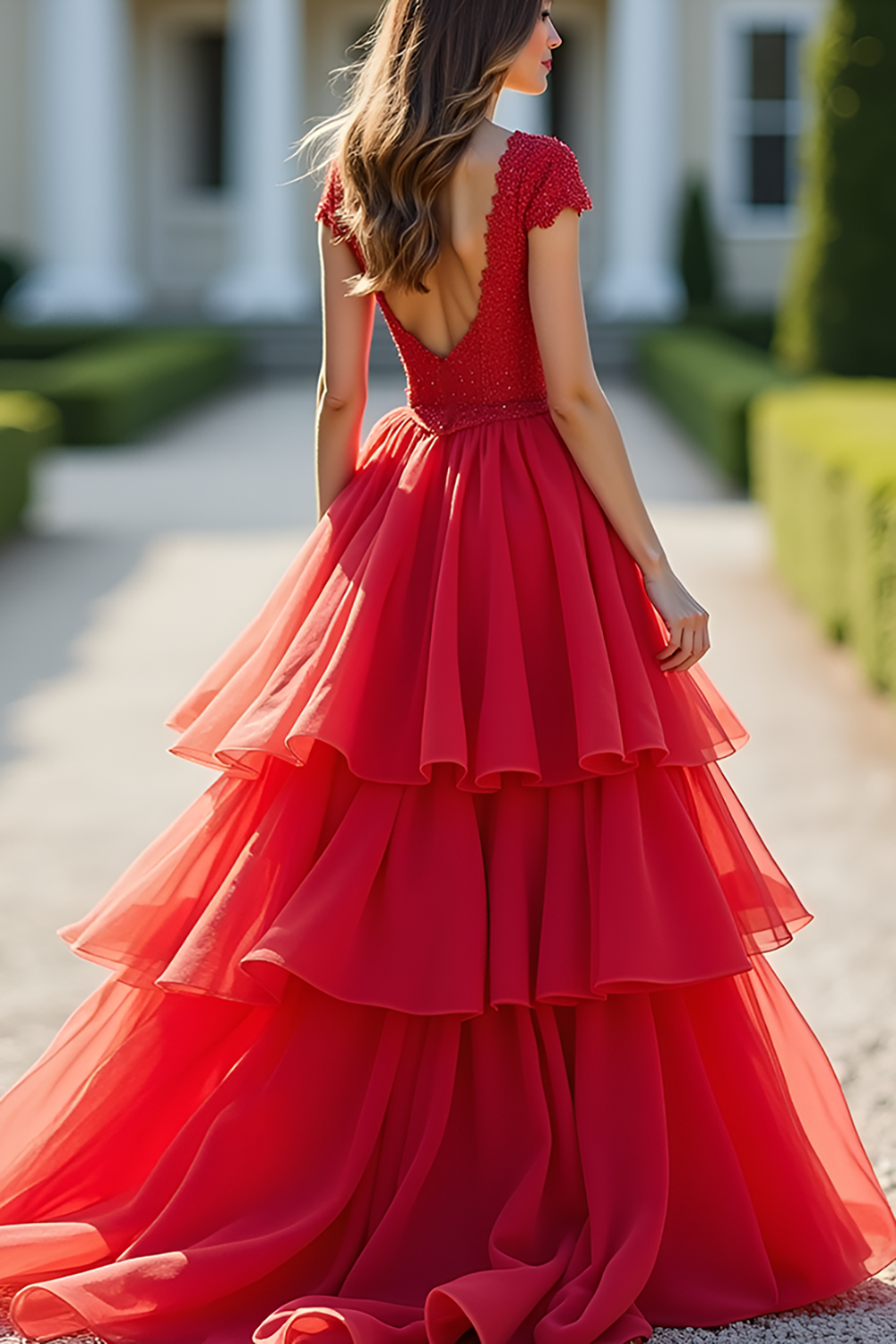 Langes, gestuftes rotes Spitzenkleid mit tiefem V-Ausschnitt in A-Linie