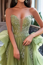 Langes, staubig-salbeifarbenes Tüll-Abendkleid in A-Linie mit Spitzenapplikationen