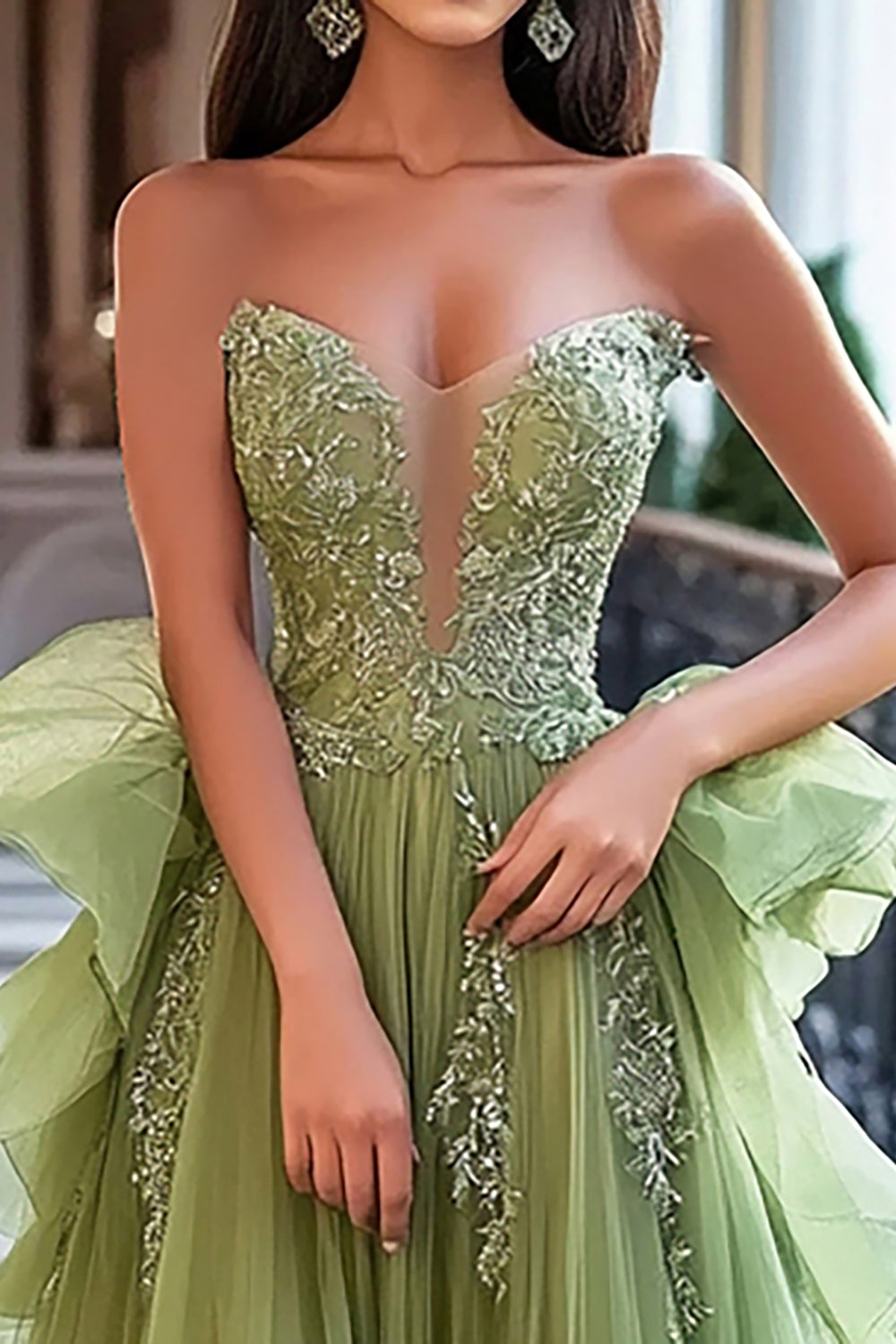 Langes, staubig-salbeifarbenes Tüll-Abendkleid in A-Linie mit Spitzenapplikationen