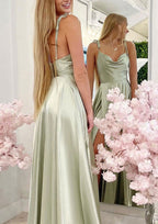 Ärmelloses, bodenlanges A-Linien-Abendkleid aus Charmeuse mit Wasserfallausschnitt und Faltenschlitz