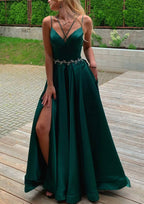 Ärmelloses A-Linien-Abendkleid aus Satin mit V-Ausschnitt, Schleppe, Taschen und Taillenschlitz