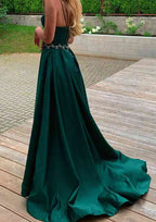 Ärmelloses A-Linien-Abendkleid aus Satin mit V-Ausschnitt, Schleppe, Taschen und Taillenschlitz