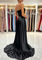 A-Linien-Abendkleid aus Charmeuse mit herzförmigem Ausschnitt, trägerlos, mit Schleppe und plissiertem Schlitz