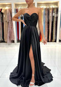 A-Linien-Abendkleid aus Charmeuse mit herzförmigem Ausschnitt, trägerlos, mit Schleppe und plissiertem Schlitz