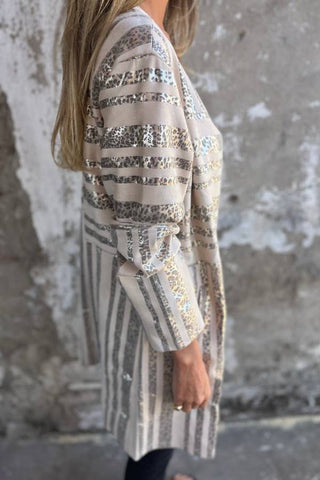 Modischer Wildleder-Midimantel mit langen Ärmeln und lockerer Tasche und Leopardenmuster in Goldfolie 