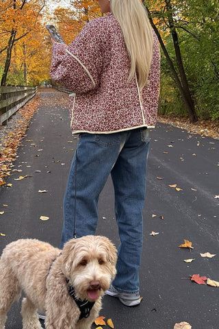 Meridress Steppmantel mit Stehkragen und offener Vorderseite und Blumendruck