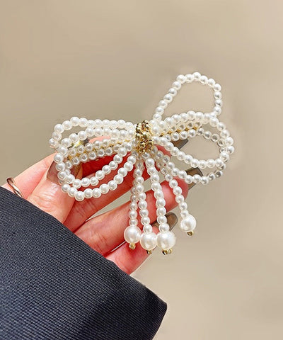 Moderne Haarnadel mit weißer Kristallperlenschleife 