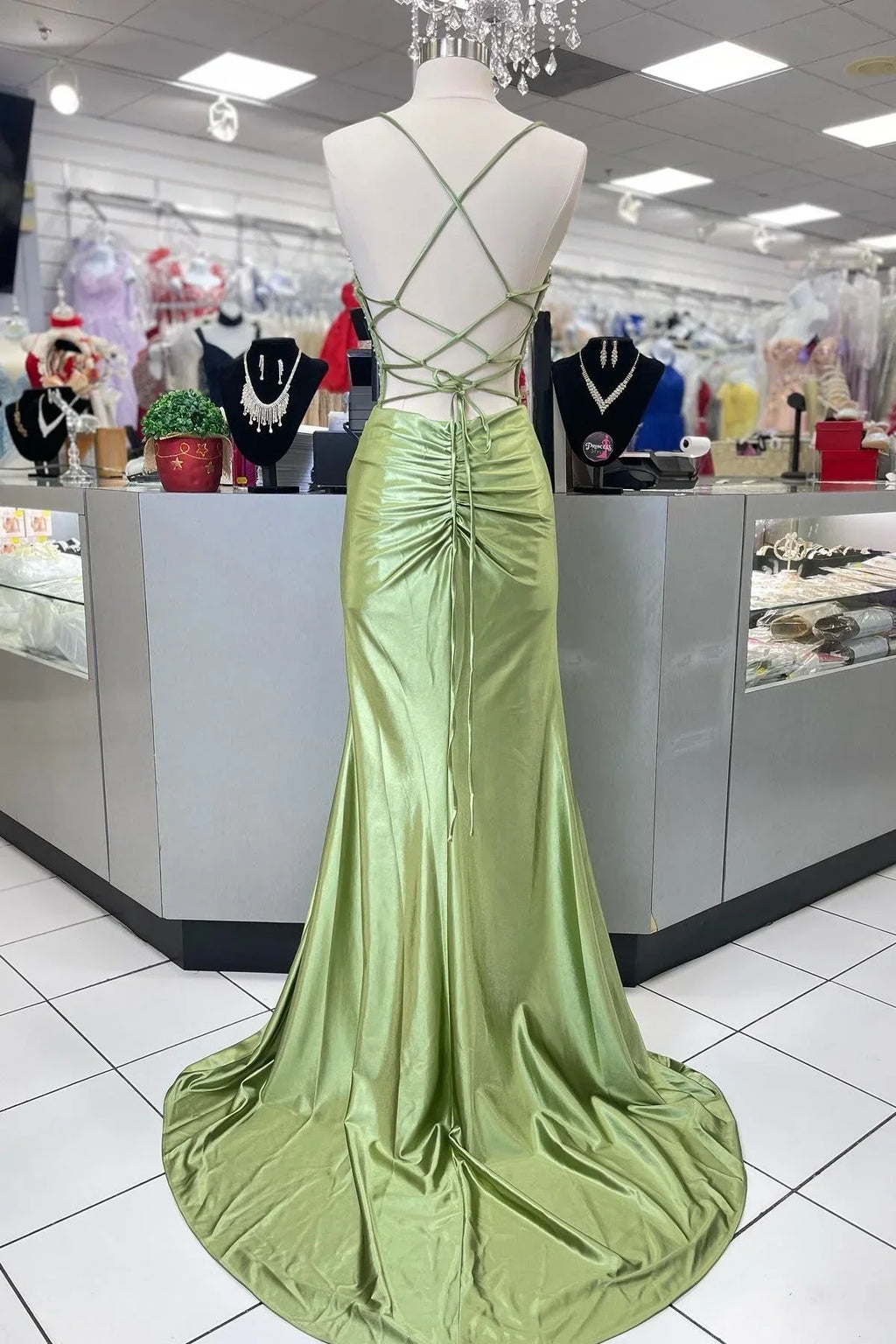 Vestido de fiesta largo verde con tirantes finos y espalda cruzada de sirena