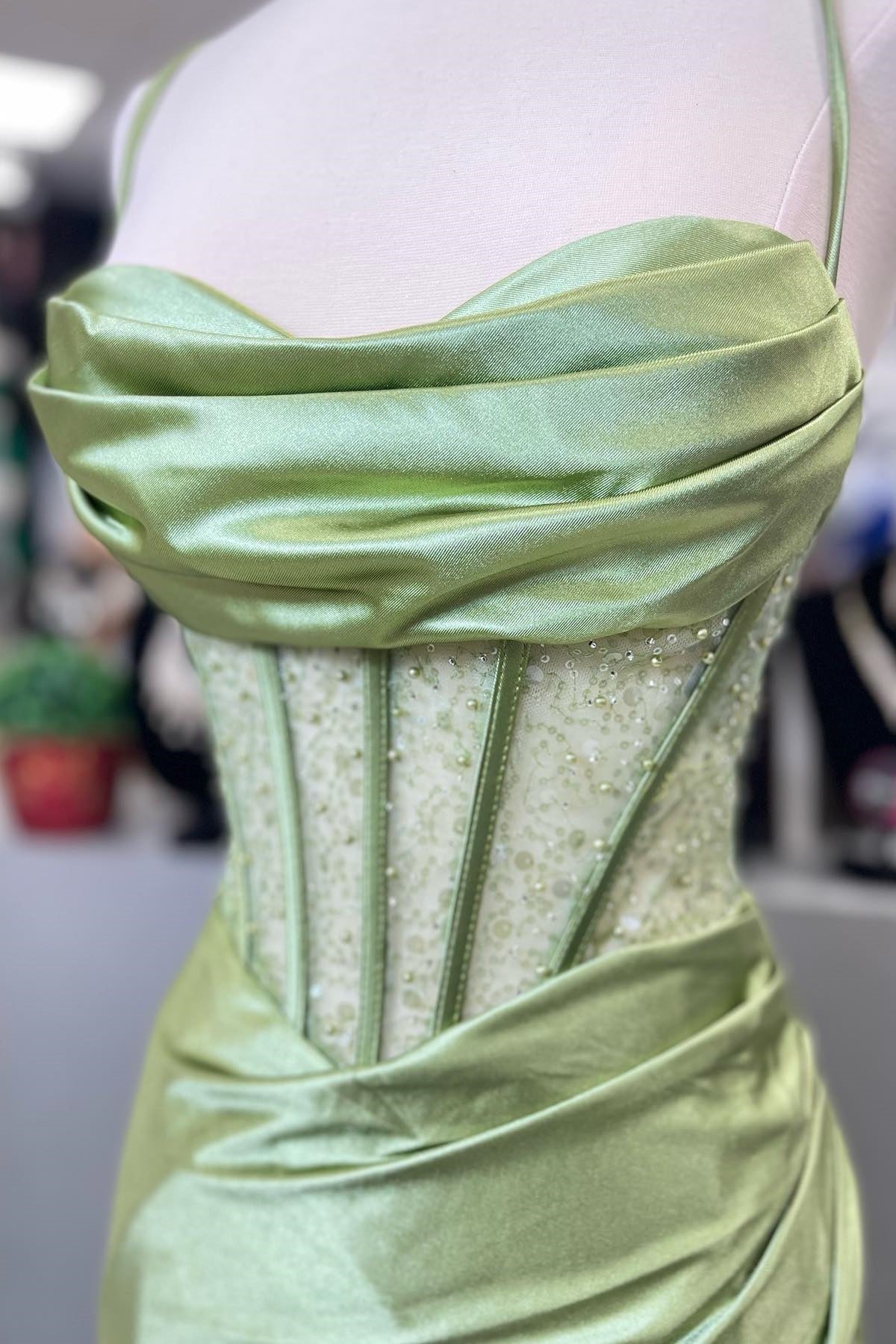 Vestido de fiesta largo verde con tirantes finos y espalda cruzada de sirena