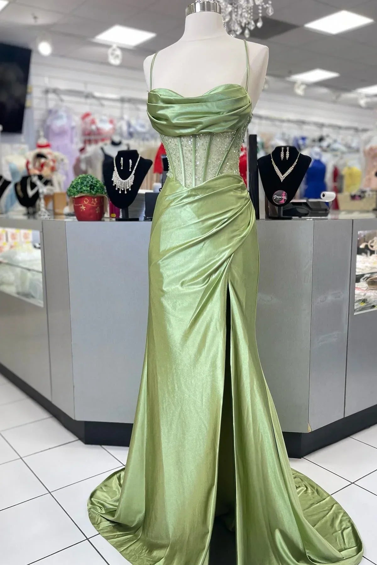 Vestido de fiesta largo verde con tirantes finos y espalda cruzada de sirena