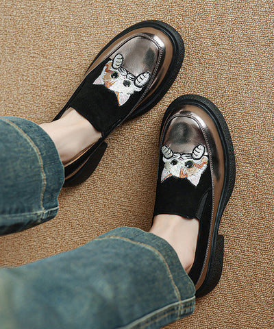 Braune Loafer aus Wildleder mit Katzenstickerei und klobiger Sohle 