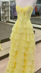 Langes Chiffon-Abendkleid mit Schleife am Oberteil und Rüschenrock