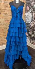 Langes Chiffon-Abendkleid mit Schleife am Oberteil und Rüschenrock