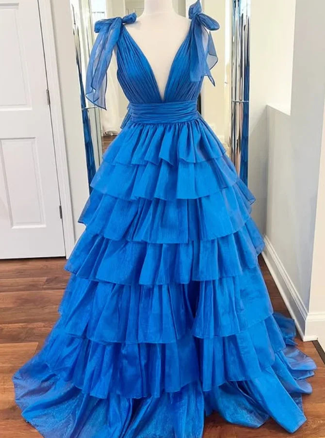 Langes Ballkleid mit V-Ausschnitt und Rüschenrock