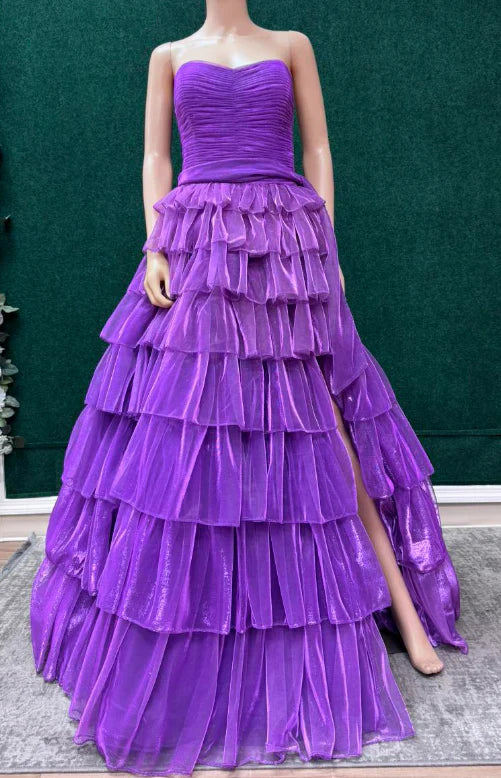 Vestido de fiesta largo sin tirantes con falda con volantes