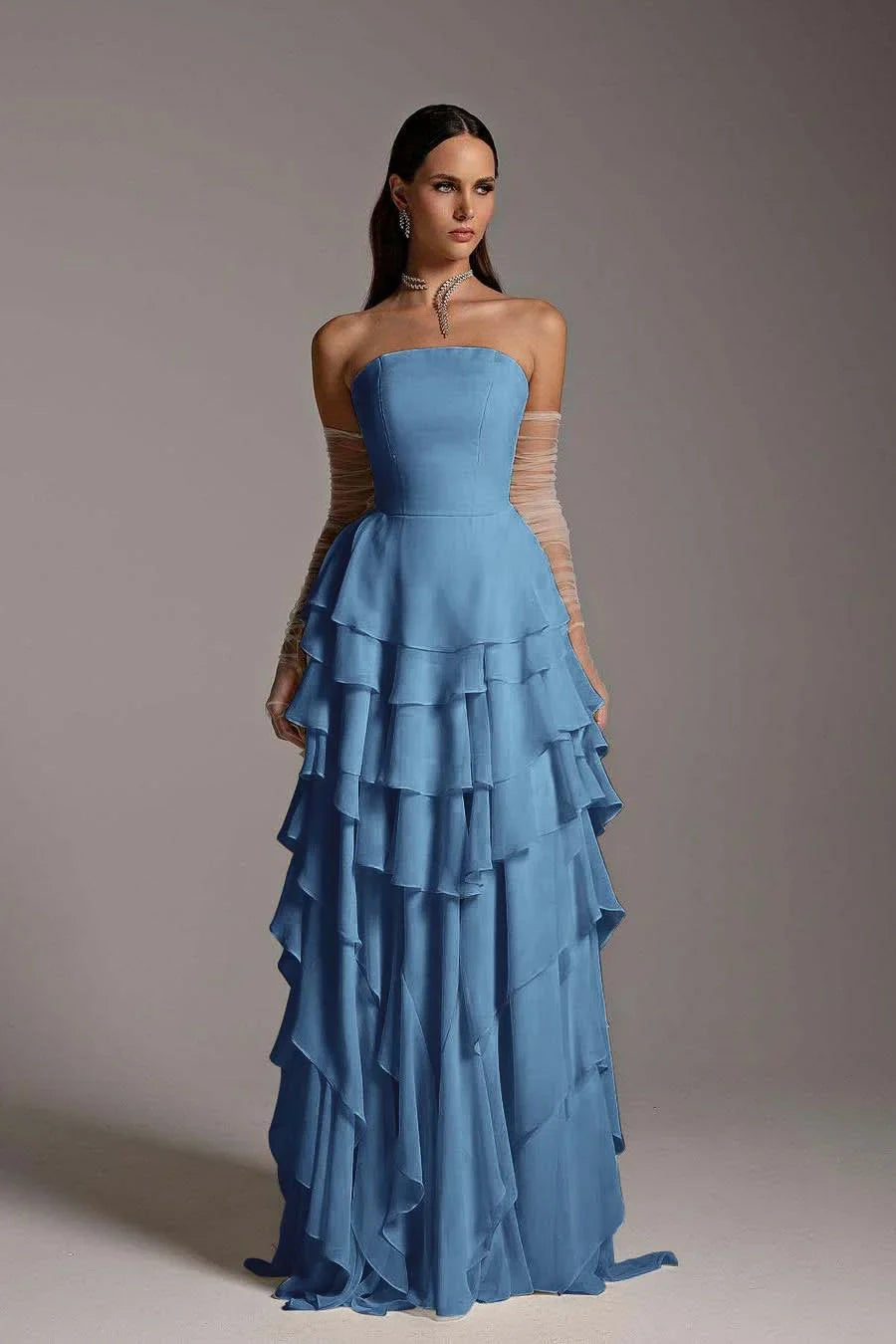 Bezauberndes, trägerloses, ärmelloses, langes Rüschen-Abendkleid