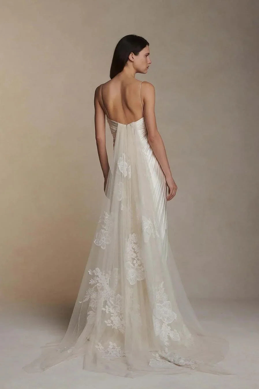 Vestido de fiesta largo sin mangas con tirantes finos y apliques