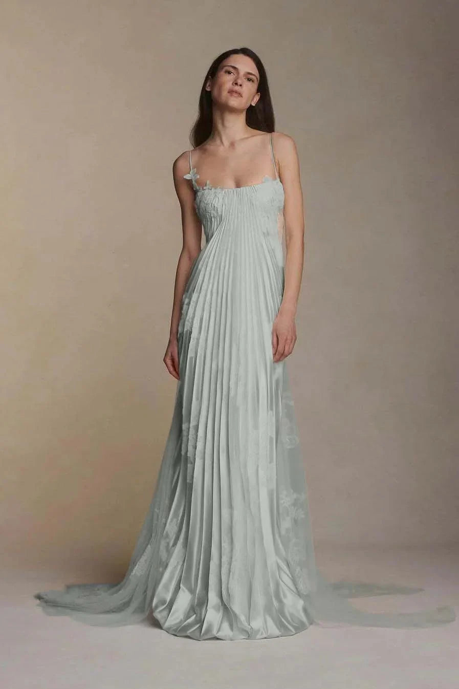 Vestido de fiesta largo sin mangas con tirantes finos y apliques
