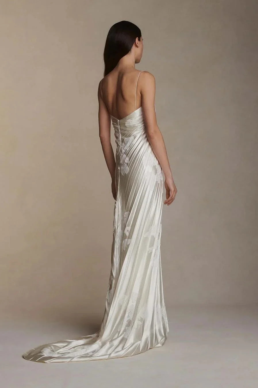 Vestido de fiesta largo sin mangas con tirantes finos y apliques