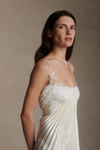 Vestido de fiesta largo sin mangas con tirantes finos y apliques