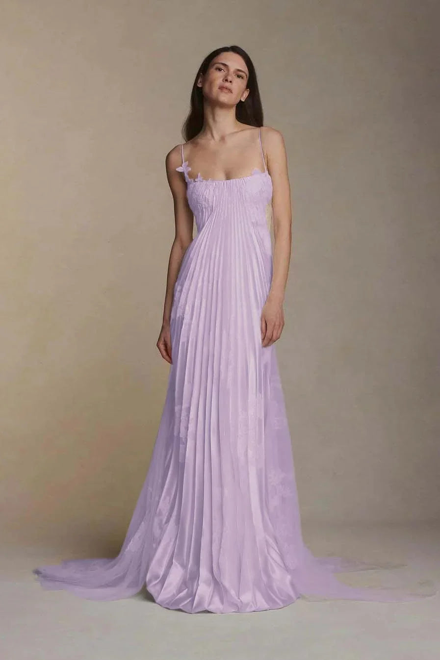 Vestido de fiesta largo sin mangas con tirantes finos y apliques