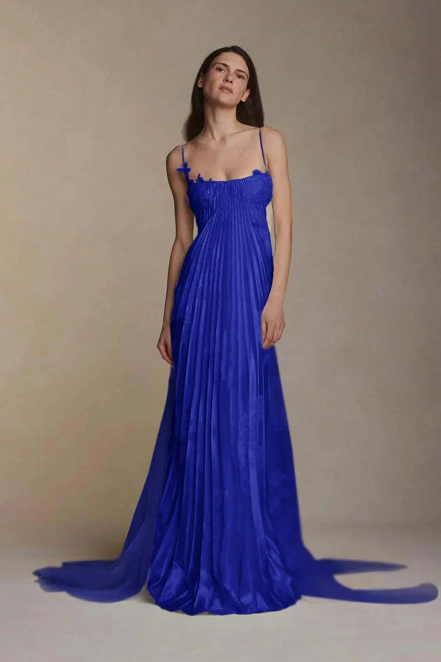 Vestido de fiesta largo sin mangas con tirantes finos y apliques