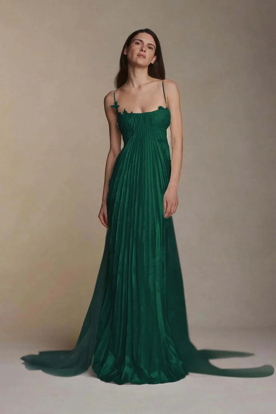 Vestido de fiesta largo sin mangas con tirantes finos y apliques
