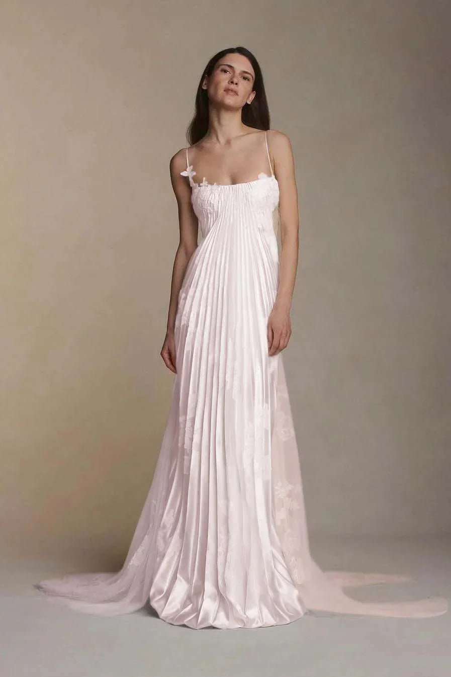 Vestido de fiesta largo sin mangas con tirantes finos y apliques