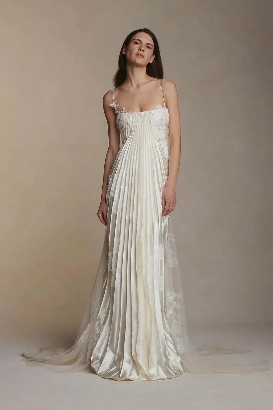 Vestido de fiesta largo sin mangas con tirantes finos y apliques