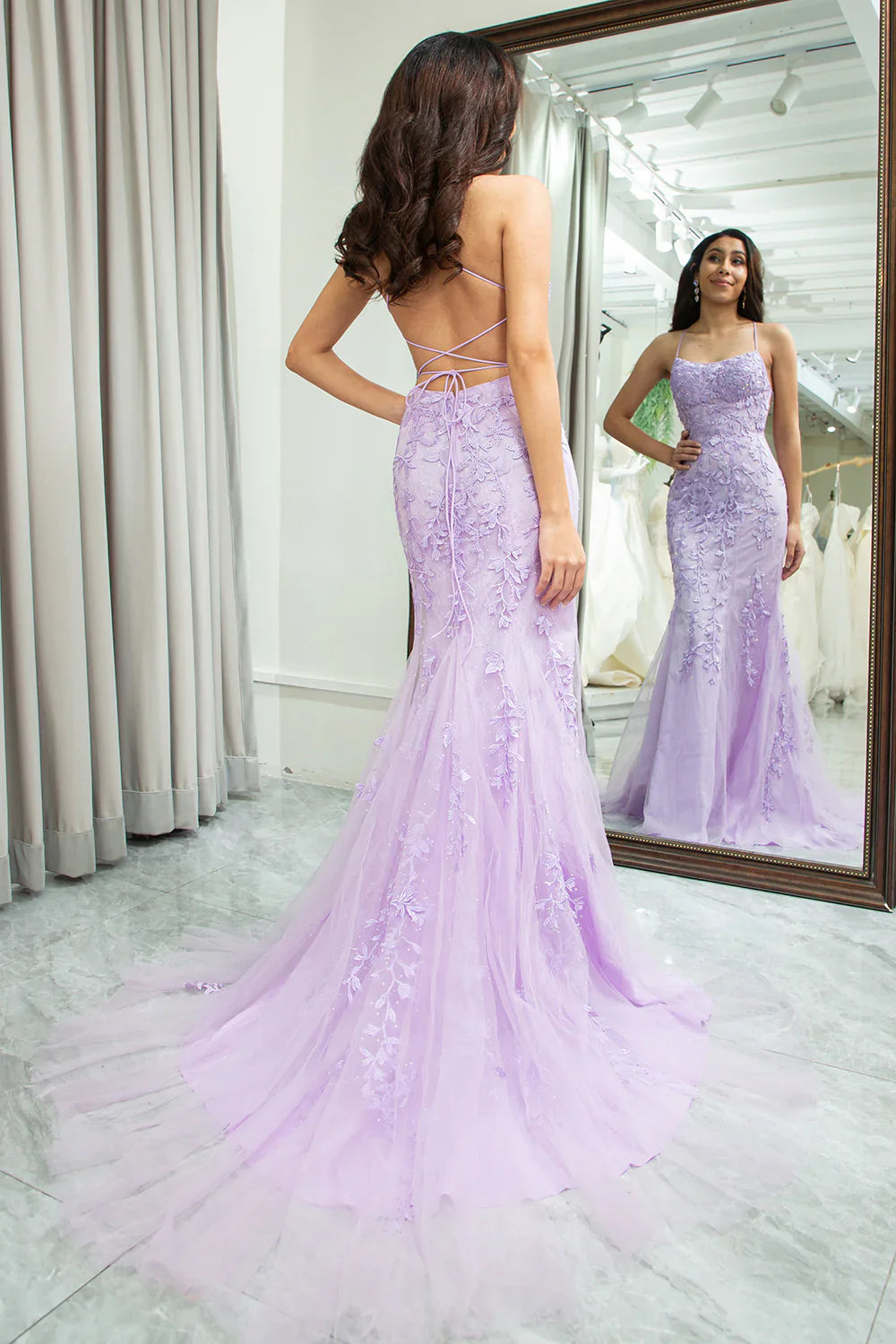 Meerjungfrauen-Abendkleid mit Spaghettiträgern und Applikationen