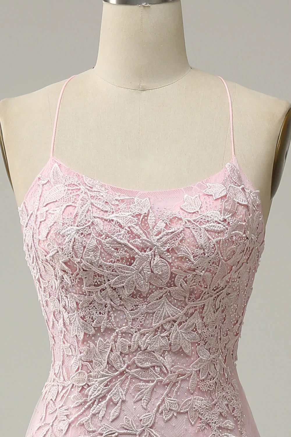 Meerjungfrauen-Abendkleid mit Spaghettiträgern und Applikationen