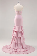 Rosafarbenes, trägerloses, gestuftes Meerjungfrauen-Abendkleid mit Schlitz