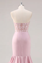 Rosafarbenes, trägerloses, gestuftes Meerjungfrauen-Abendkleid mit Schlitz