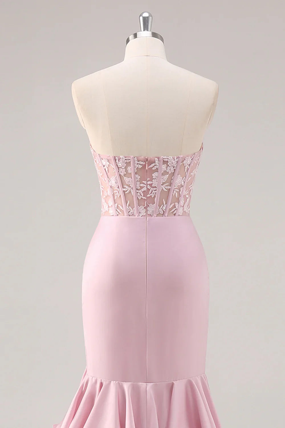 Rosafarbenes, trägerloses, gestuftes Meerjungfrauen-Abendkleid mit Schlitz