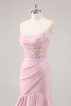 Rosafarbenes, trägerloses, gestuftes Meerjungfrauen-Abendkleid mit Schlitz
