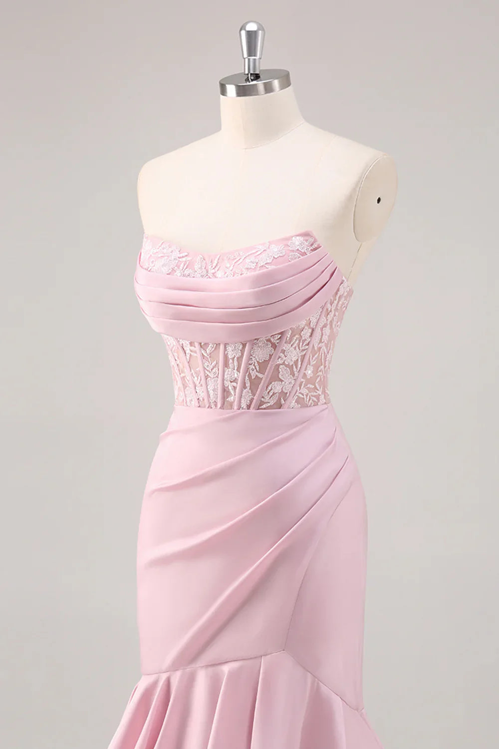 Rosafarbenes, trägerloses, gestuftes Meerjungfrauen-Abendkleid mit Schlitz