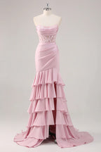 Rosafarbenes, trägerloses, gestuftes Meerjungfrauen-Abendkleid mit Schlitz